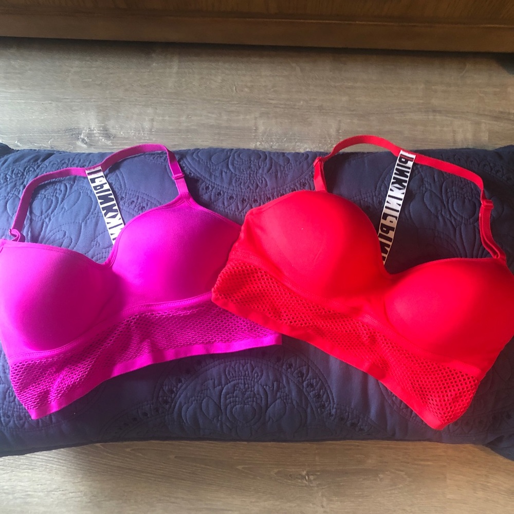 2 Victoria’s Secret sports bras